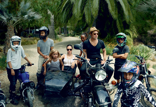 Mẹ con Angelina Jolie đẹp tựa thiên thần bên bờ biển - 4