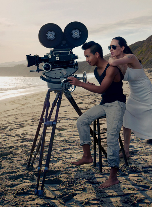 Mẹ con Angelina Jolie đẹp tựa thiên thần bên bờ biển - 6