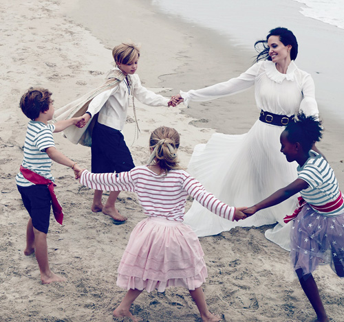 Mẹ con Angelina Jolie đẹp tựa thiên thần bên bờ biển - 3