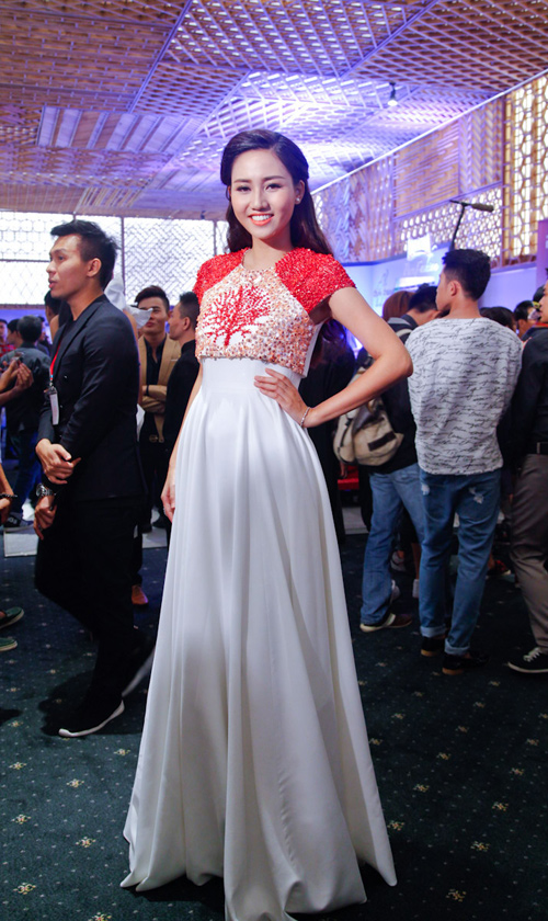 Ca sĩ Phương Linh gây thổn thức với yếm đào hờ hững - 5