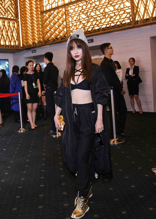 Ca sĩ Phương Linh gây thổn thức với yếm đào hờ hững - 6