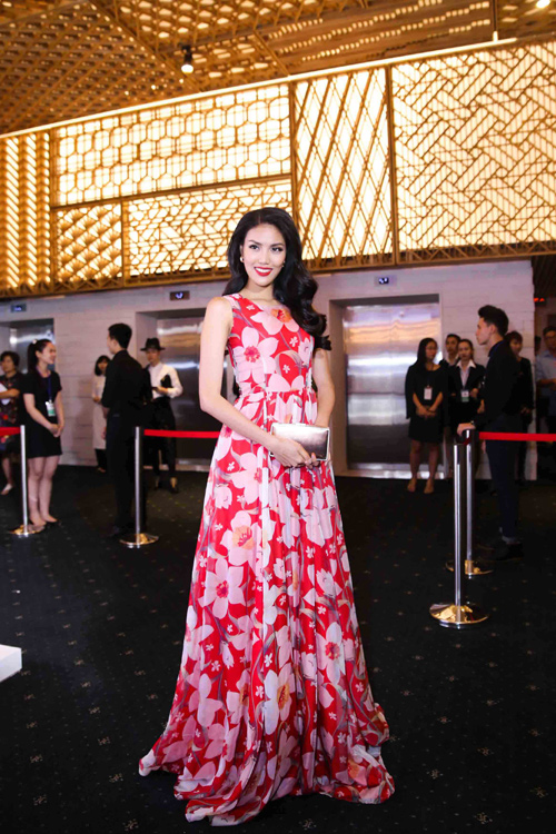 Ca sĩ Phương Linh gây thổn thức với yếm đào hờ hững - 4