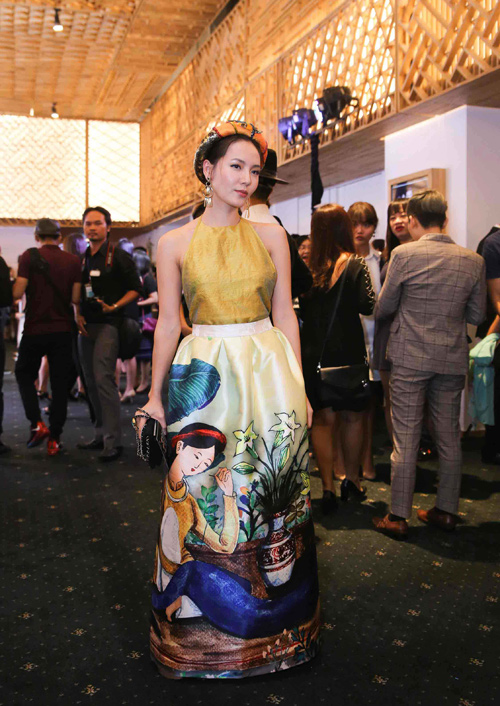 Ca sĩ Phương Linh gây thổn thức với yếm đào hờ hững - 1