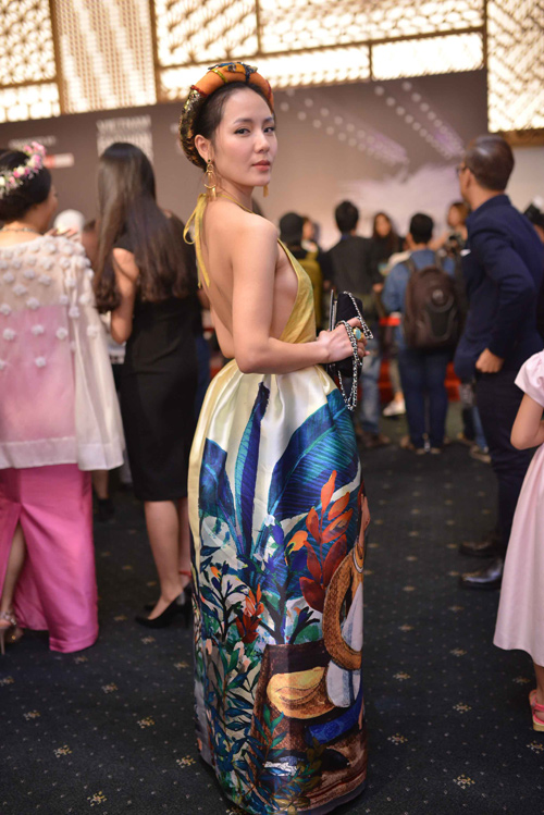 Ca sĩ Phương Linh gây thổn thức với yếm đào hờ hững - 2