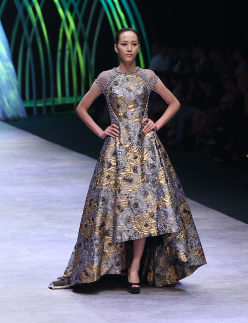 Ca sĩ Phương Linh gây thổn thức với yếm đào hờ hững - 2