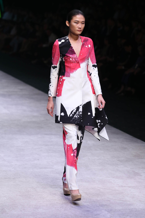 Ca sĩ Phương Linh gây thổn thức với yếm đào hờ hững - 3