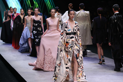 Ca sĩ Phương Linh gây thổn thức với yếm đào hờ hững - 4