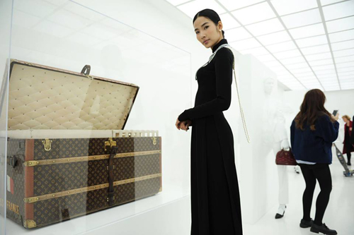 Hoàng Thùy mặc áo dài đến triển lãm Louis Vuitton - 1