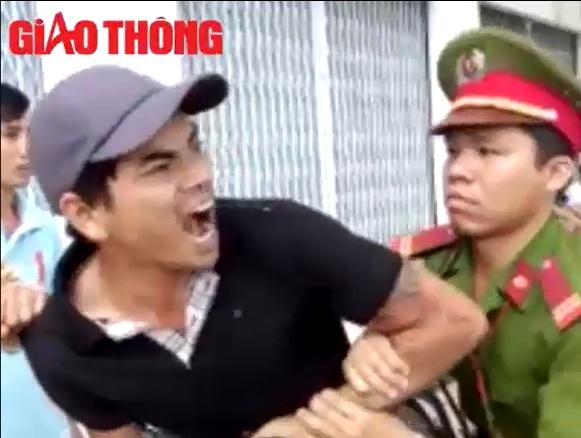 Video: Thanh niên la làng, vu CSGT là &#34;cướp&#34; - 1