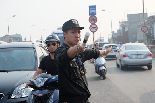 Hà Nội: 200 CSCĐ "xuống đường" chống ùn tắc - 1