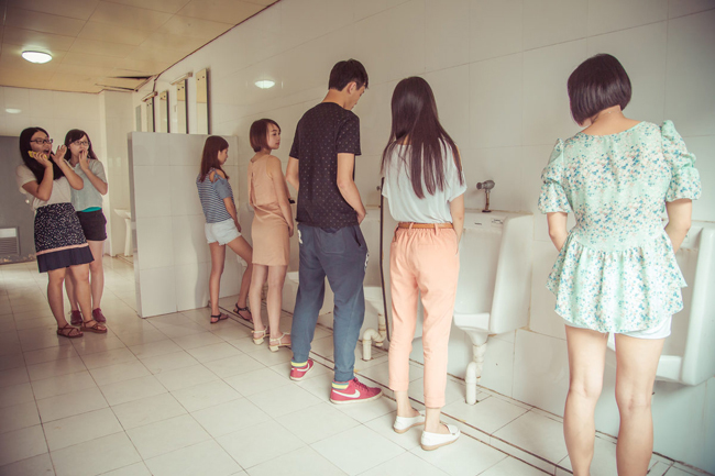 Hôm nay chị em tôi tạm "chiếm" chỗ này.
