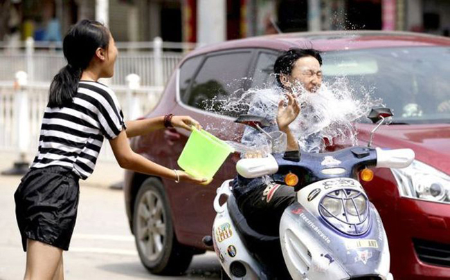 Lại đây chị tắm mát cho nào.
