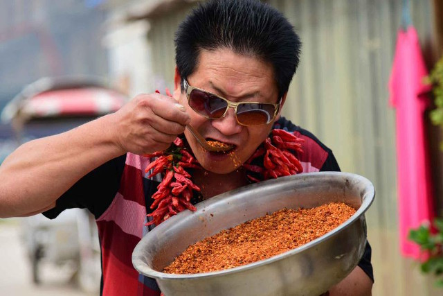 "Dị nhân" Trung Quốc ăn 2,5 kg ớt mỗi ngày - 1