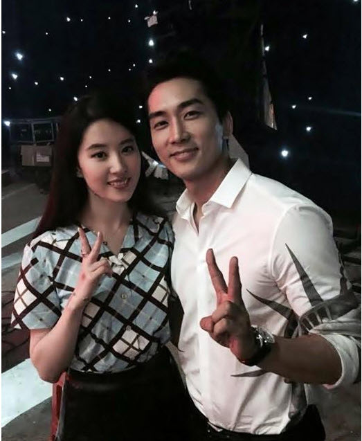 Lưu Diệc Phi và bạn trai Song Seung Heon về quê “ra mắt” - 3