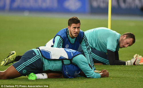 Pedro chấn thương, Hazard vẫn không chắc đá chính - 1