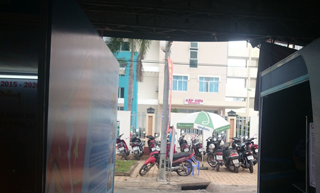 Phong tỏa cổng bệnh viện để... làm hội chợ - 4