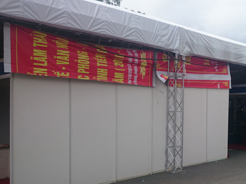 Phong tỏa cổng bệnh viện để... làm hội chợ - 5