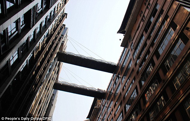 Cây cầu đi bộ cao nhất thế giới ở Trung Quốc - 1