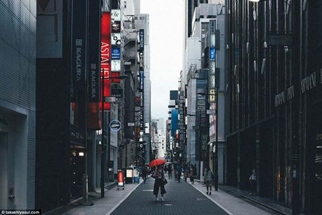 Quận Ginza ở thành phố Tokyo là khu mua sắm sang trọng lớn nhất tại Nhật Bản. Vào những năm 1990, giá đất ở vùng Ginza cao ngất lên tới 100 triệu yên/m (khoảng 18 tỷ đồng/m2).
