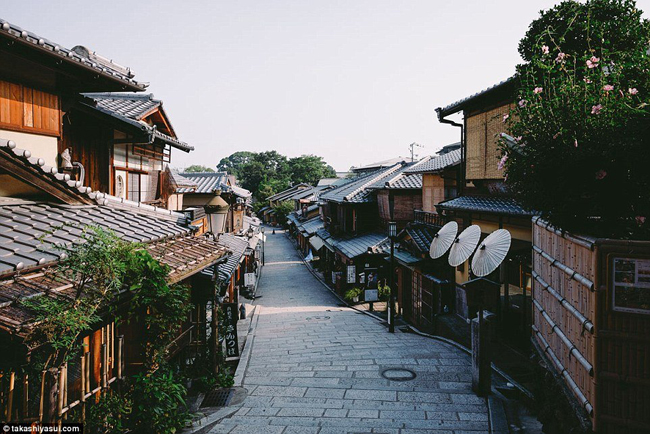 Phố Ninen-zaka dẫn du khách từ ngôi chùa Kiyomizu-dera xuống khu phố đi bộ nổi tiếng Nene-no-Michi Lane ở Kyoto.
