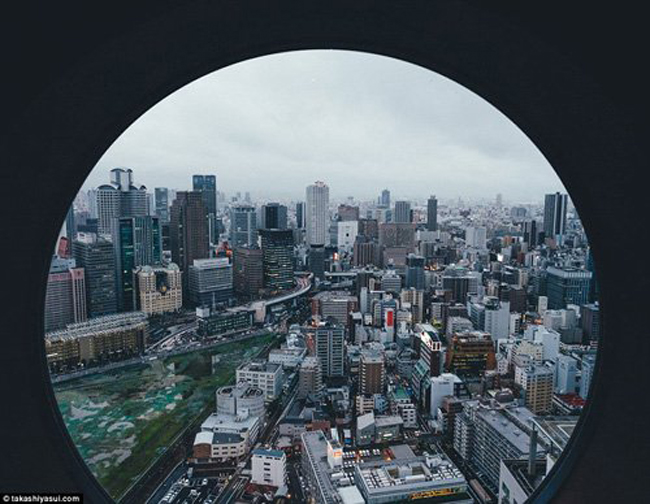 Tòa nhà Umeda Sky cao 173m ở thành phố Osaka, gồm 2 tháp chính được kết nối bởi khu “Vườn nổi” nằm ở tầng thứ 39.
