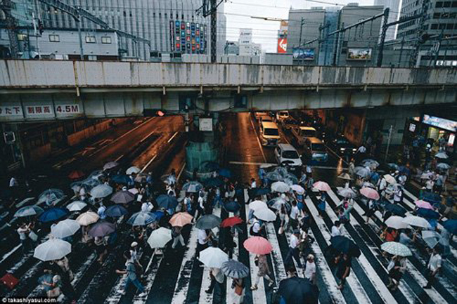 Mọi người qua đường lúc tan tầm gần nhà ga tàu điện ở quận Umeda của thành phố Osaka.
