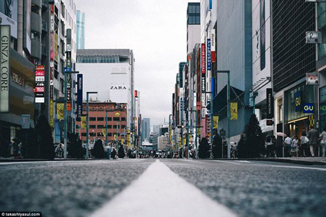 Phần lớn các cửa hàng ở quận Ginza của thành phố Tokyo mở cửa tất cả các ngày trong tuần. Phố mua sắm là một nét đặc trưng của một Nhật Bản hiện đại.
