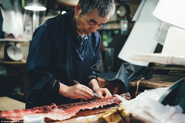 Chợ cá Tsukiji ở Tokyo bán buôn nhộn nhịp, với nhiều loại hải sản khác nhau, trong đó phổ biến là cá ngừ.&nbsp;
