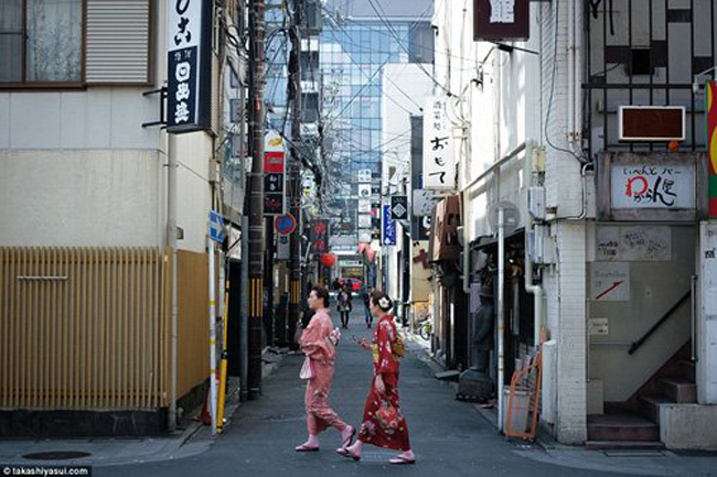 Hai nàng geisha đi bộ qua phố Kiyamachi ở Kyoto.
