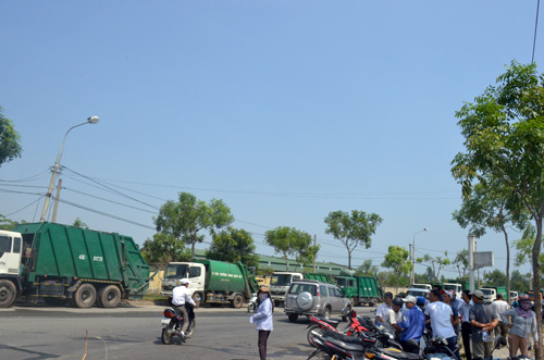 Dân vây hàng chục xe tải trước bãi rác lớn nhất Đà Nẵng - 1