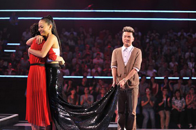 Đàm Vĩnh Hưng và màn "cầm váy cô dâu" khiến khán giả The Voice nhớ mãi.
