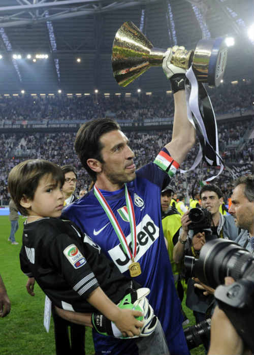 QBV 2015: Cesc, Buffon & top 10 hảo thủ bị lãng quên - 2