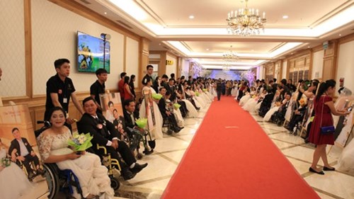 Xúc động lễ cưới tập thể của 40 cặp đôi khuyết tật - 1
