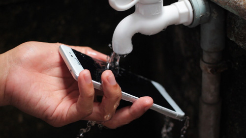 "Thót tim" khi chứng kiến smartphone ARBUTUS AR5 bị "tra tấn" - 2