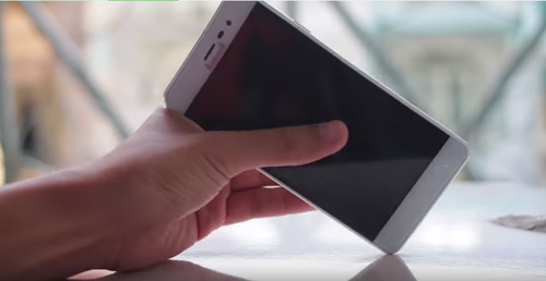 "Thót tim" khi chứng kiến smartphone ARBUTUS AR5 bị "tra tấn" - 3