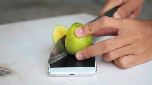 "Thót tim" khi chứng kiến smartphone ARBUTUS AR5 bị "tra tấn" - 5