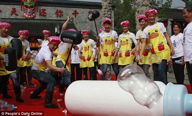 Nghi lễ “cai sữa” kỳ lạ dành cho đàn ông ở Trung Quốc - 1