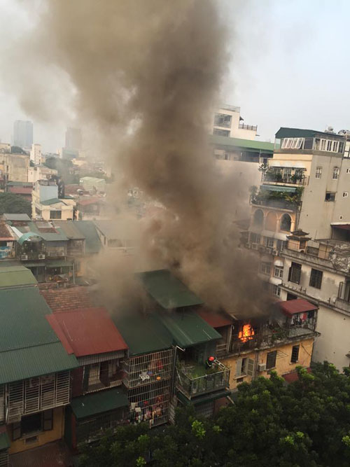 Hà Nội: Sau tiếng nổ lớn, khu tập thể cháy ngùn ngụt - 1