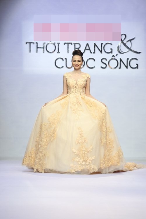 Diễm Hương tự tin làm vedette trên sàn catwalk - 1