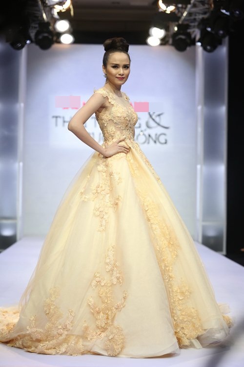 Diễm Hương tự tin làm vedette trên sàn catwalk - 2