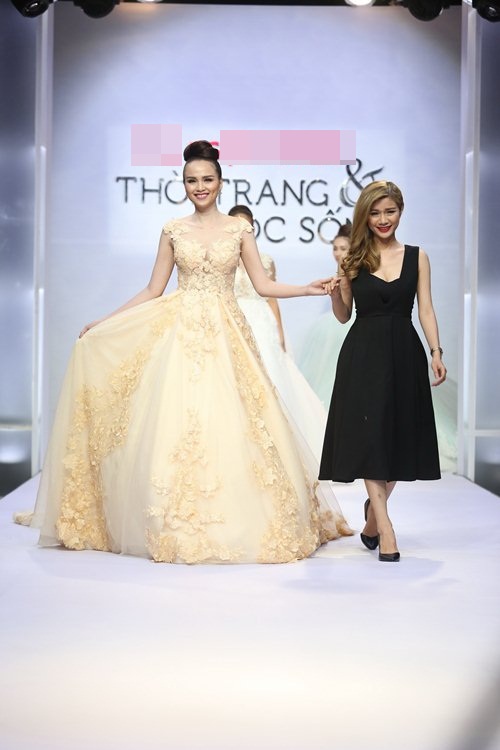 Diễm Hương tự tin làm vedette trên sàn catwalk - 3