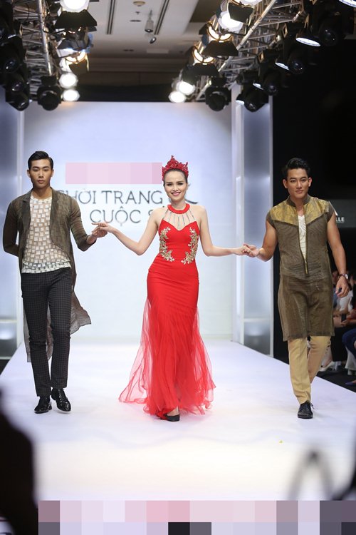 Diễm Hương tự tin làm vedette trên sàn catwalk - 5