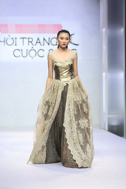 Diễm Hương tự tin làm vedette trên sàn catwalk - 7