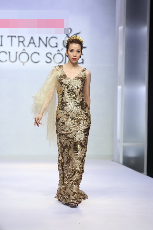 Diễm Hương tự tin làm vedette trên sàn catwalk - 8