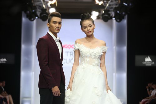 Diễm Hương tự tin làm vedette trên sàn catwalk - 13