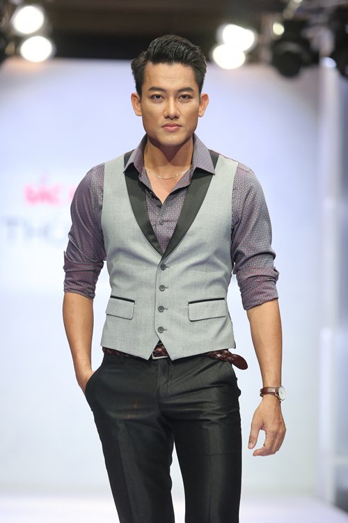 Diễm Hương tự tin làm vedette trên sàn catwalk - 2