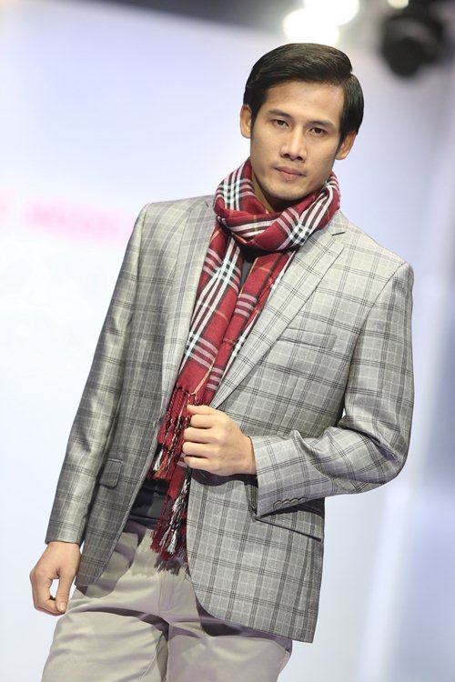 Diễm Hương tự tin làm vedette trên sàn catwalk - 3