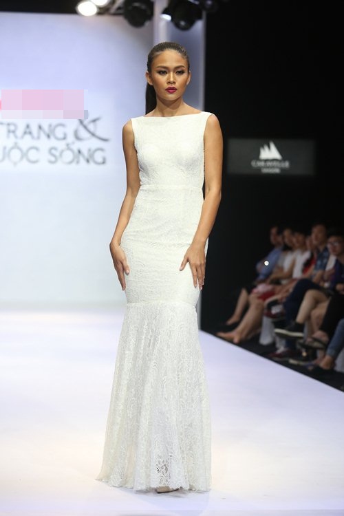 Diễm Hương tự tin làm vedette trên sàn catwalk - 9