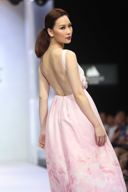Diễm Hương tự tin làm vedette trên sàn catwalk - 12