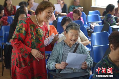 Cụ bà 83 tuổi nhận 8 tấm bằng sau khi theo học ĐH 28 năm - 1
